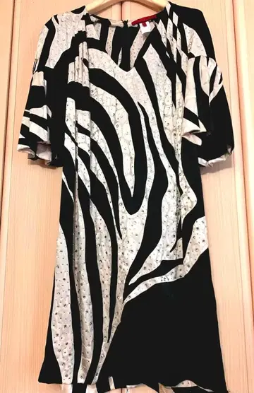 이탈리아제: 실크 100% 제브라 패턴 반팔 원피스 비쥬 포함
