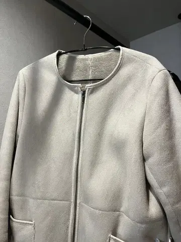 라이트 그레이 스웨이드풍 무스탕 코트 beams