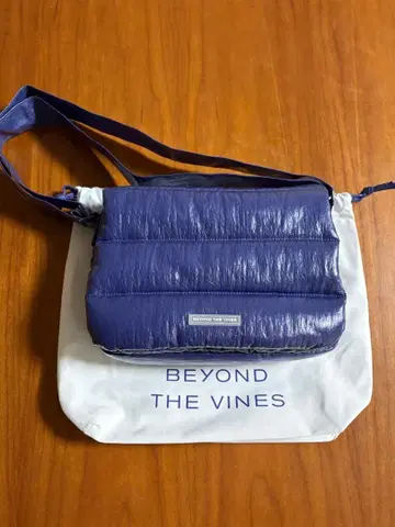 BEYOND THE VINES 보라색 숄더백