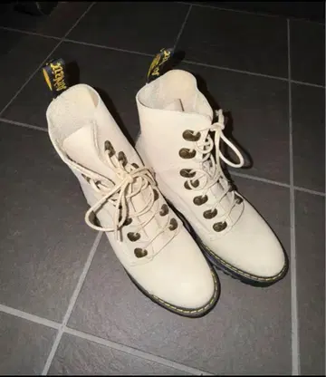 닥터 마틴 화이트 레이스업 부츠