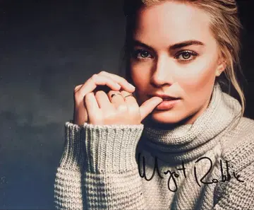 마고 로비 친필 사인 포함 사진 [ 사이즈 20cmX25cm ] k8