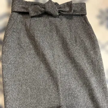 토널 리본 포함 그레이 타이트 스커트