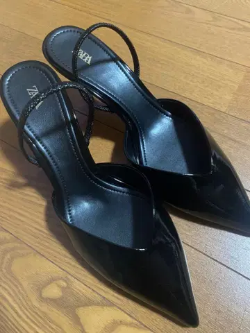 [ 거의 새상품 ] ZARA 블랙 에나멜 뮬