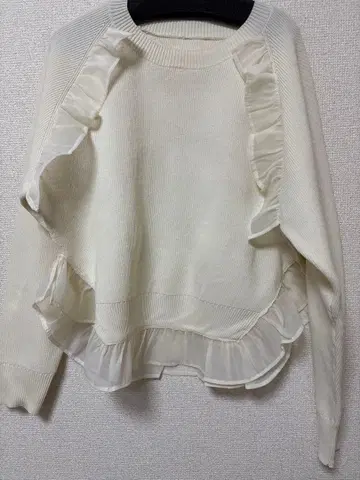 새상품 이번 시즌 Eimee Law 프릴 디자인 래글런 니트 아이보리