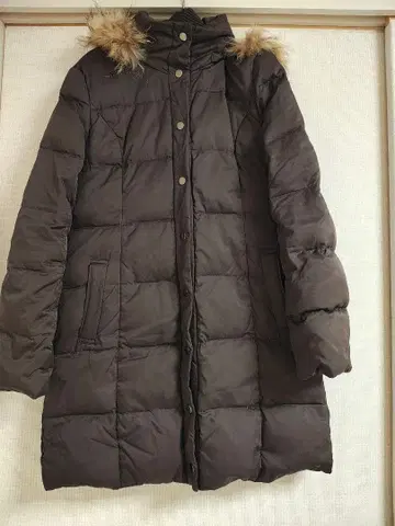 다크 브라운 후드 부착 다운 자켓