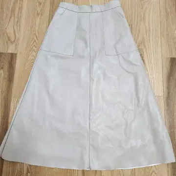 어반 리서치 베이지 라이트 그레이 플레어 가죽 스커트