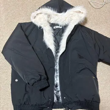 퍼가 달린 블랙 점퍼 L 사이즈