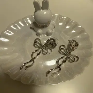 리본형 실버 귀걸이 하트 크리스탈 포함