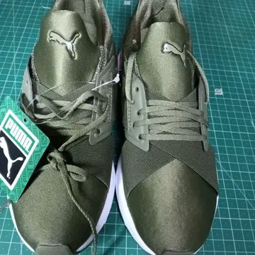 PUMA 올리브 스니커즈