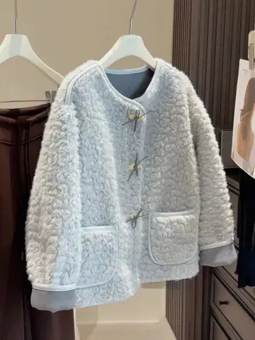 소매와 버튼이 귀엽고 멋스러운 겨울용 아우터 모임이나 데이트에 최적