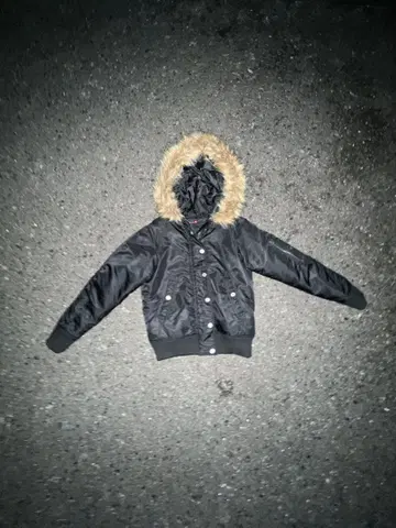 퍼 달린 블랙 다운 자켓 Opium