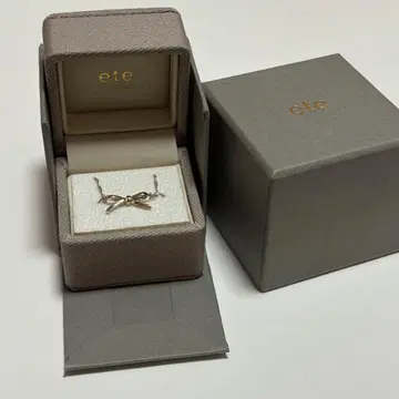 ete 리본 모티브 목걸이