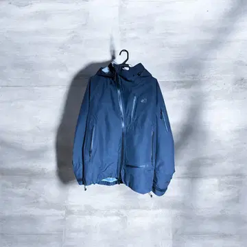 블랙 계열 후드 부착 마운틴 파카