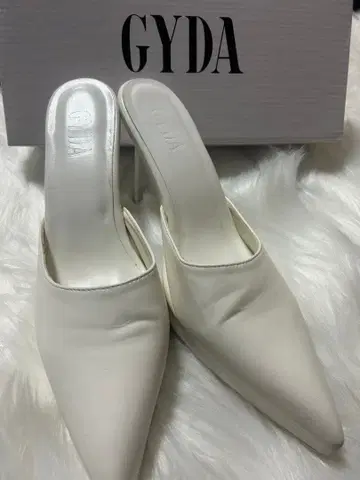 GYDA 화이트 스틸레토 샌들