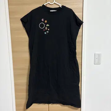 A.M.B 자수가 들어간 블랙 반팔 원피스