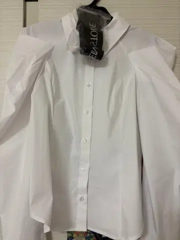 EMMY STORE 벨벳 리본 로고 셔츠