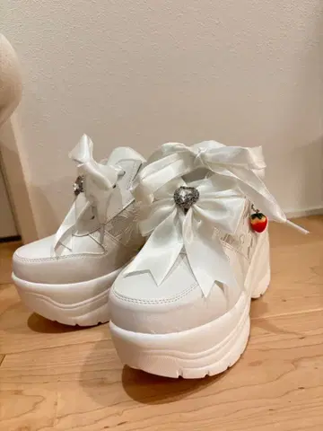 리본 포함 화이트 통굽 신발