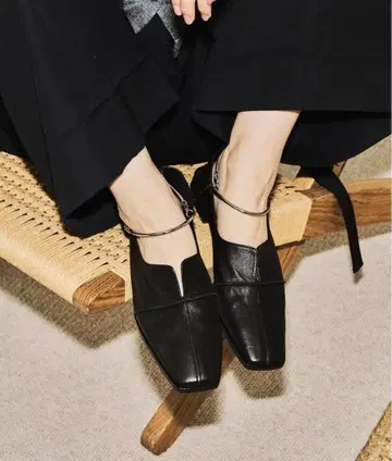 GRISE 가죽 스퀘어 크로스 심 앵클 플랫