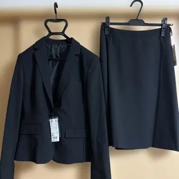 유니클로 수트 스트레치 테일러드 자켓 플레어 스커트 블랙