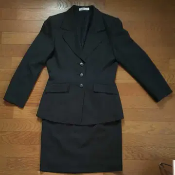 블랙 테일러드 자켓과 타이트 스커트 세트