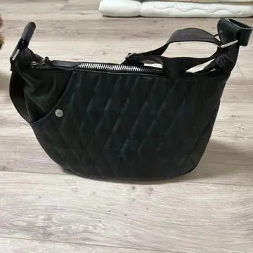 블랙 퀼팅 숄더백 샷