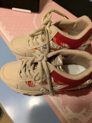 로고 베이지 스니커즈