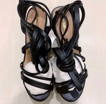 [ 새상품급 ] pippichic 블랙 가죽 통굽 힐 샌들