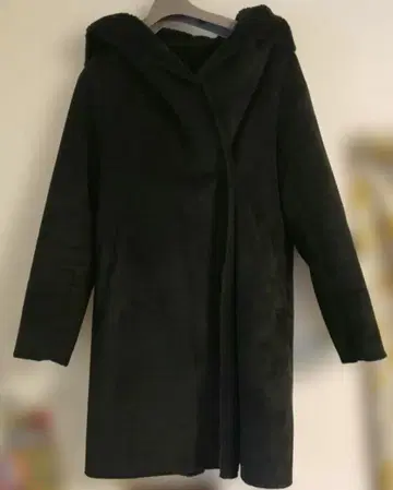 블랙 후드 부착 무스탕 코트