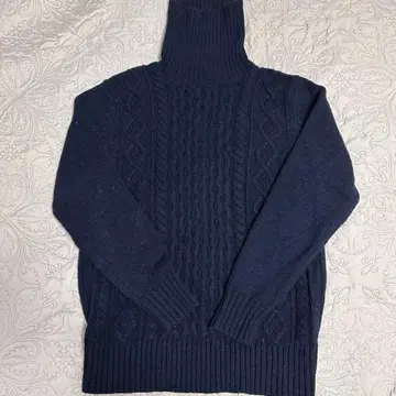 GU 네이비 케이블 짜임 터틀넥 스웨터