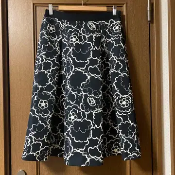 컨디션 최상 tobechic 빅 사이즈 44 라인 까멜리아 프린트 스커트