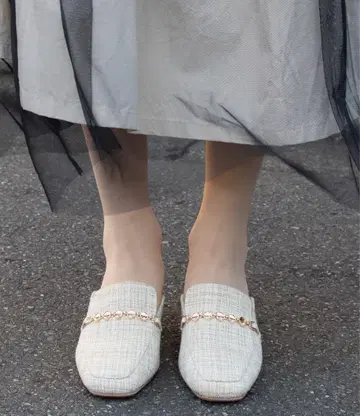 스퀘어토 체인 슬립온 베이지 뮬 체인 장식 M