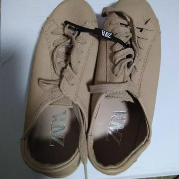 ZAPA 베이지 가죽 스니커즈