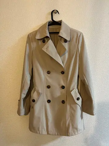 베이지 더블 브레스트 트렌치코트