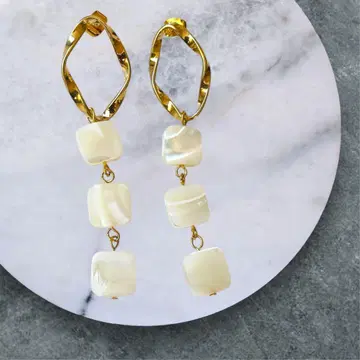 새상품 고급 골드 x 모조개 모티브 흔들리는 멋스러운 페미닌 드롭 귀걸이