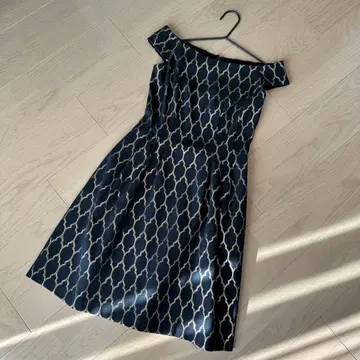 [ 새상품 미사용 ] 블랙 골드 패턴 슬리브리스 원피스