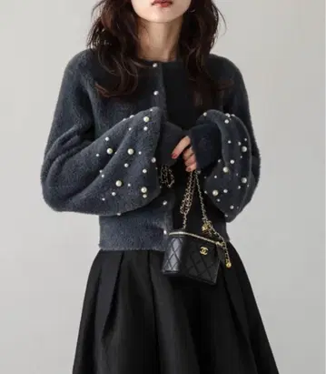 펄 장식 다크 그레이 니트 가디건