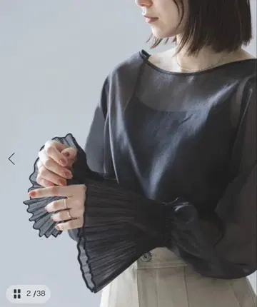 NOBLE 펄 시어 플리츠 커프스 블라우스