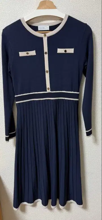 인덱스 바이컬러 도킹풍 니트 원피스