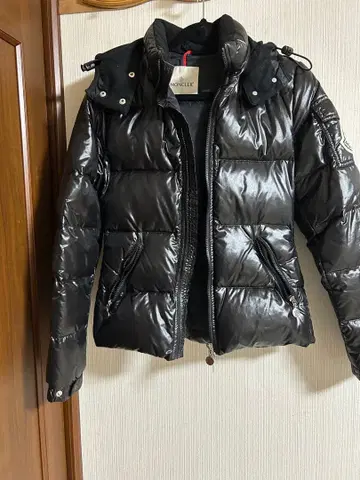 MONCLER 블랙 다운 자켓 후드 부착