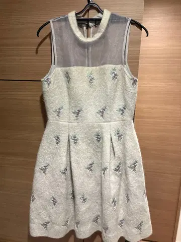 Lily Brown 슬리브리스 무릎 기장 원피스