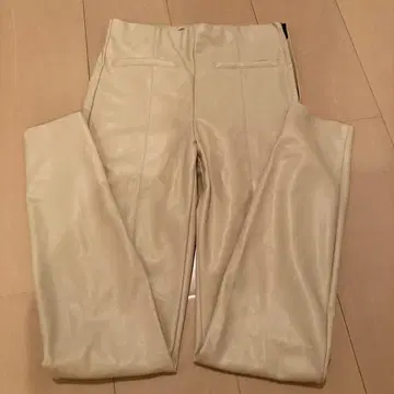 ZARA 크림색 인조 가죽 슬림핏 팬츠 EUR XS