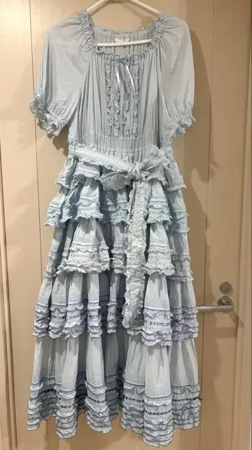 핑크하우스 배색 프릴 사용 원피스 소라색