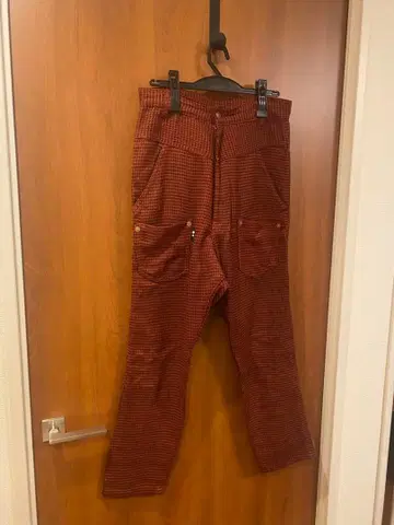 메르시보쿠의 빨간색 팬츠