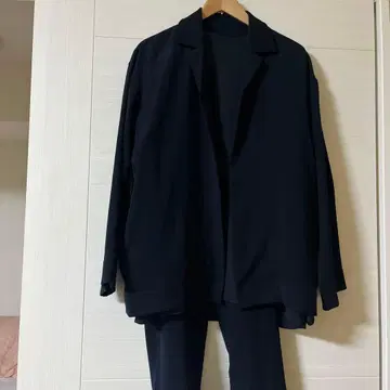 블랙 캐주얼 수트 자켓과 T셔츠 세트