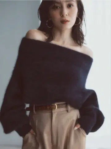 라쿤 오프숄더 니트 anuans