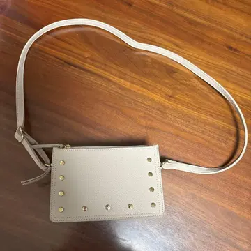 베이지 스터드 숄더백