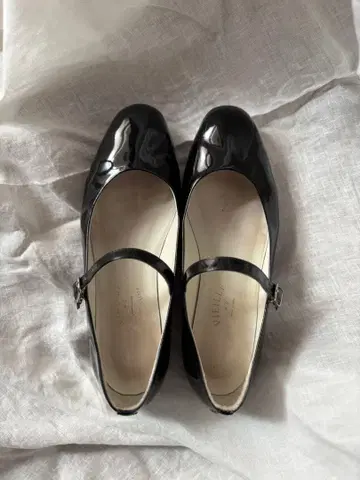 VIEILLE (비에이유) 에나멜 스트랩 슈즈 블랙 36