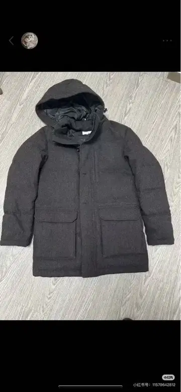 다크 그레이 후드 부착 다운 자켓