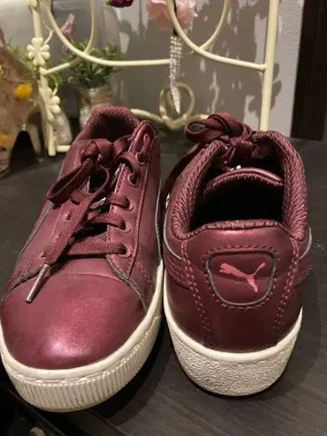 PUMA 버건디 스니커즈