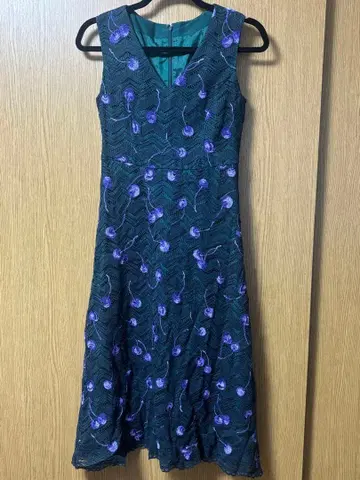 보라색 꽃 자수 V넥 원피스